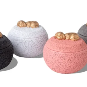 Urne chat chien or couché sur rose blanc noir gris