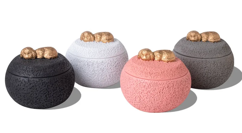 Urne chat chien or couché sur rose blanc noir gris